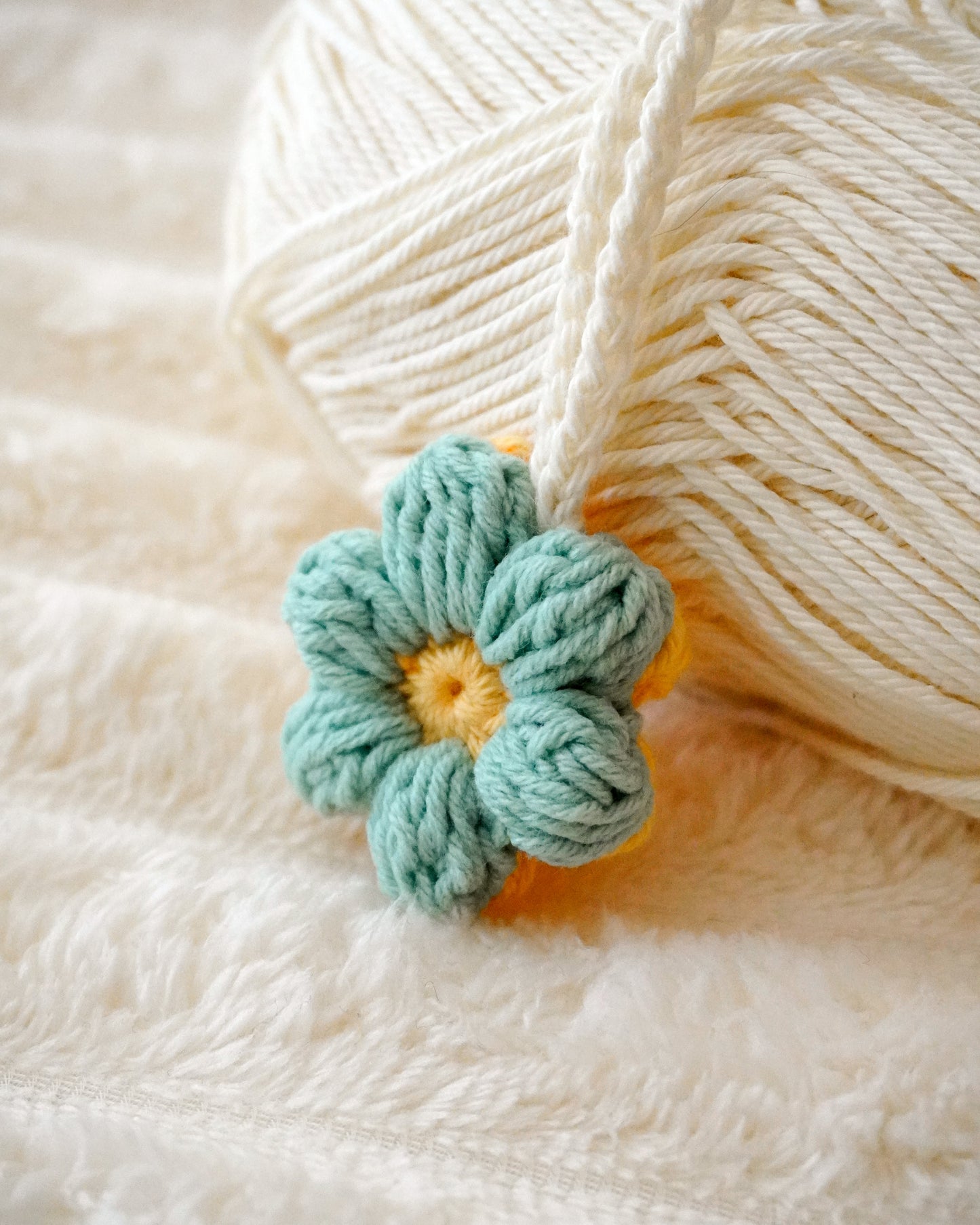Pastel Daisy Charm