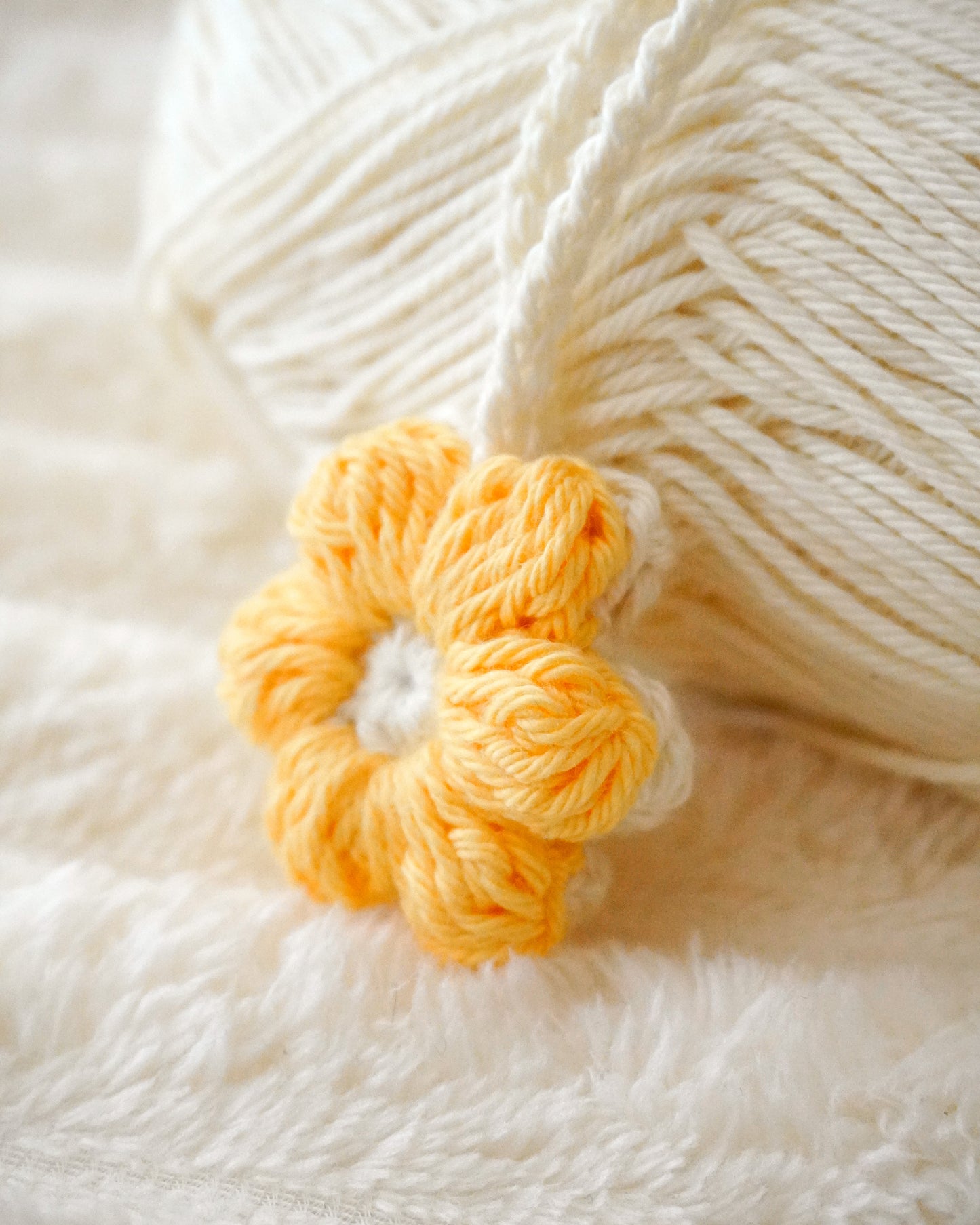 Pastel Daisy Charm